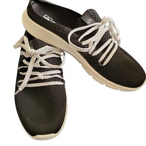 Mules. Black & White Sleek Sneakers with Cushioned Midsole 8.5M Spenco